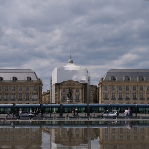 Bâtiments, tram et reflets dans l'eau - France  - collection de photos clin d'oeil, catégorie rues